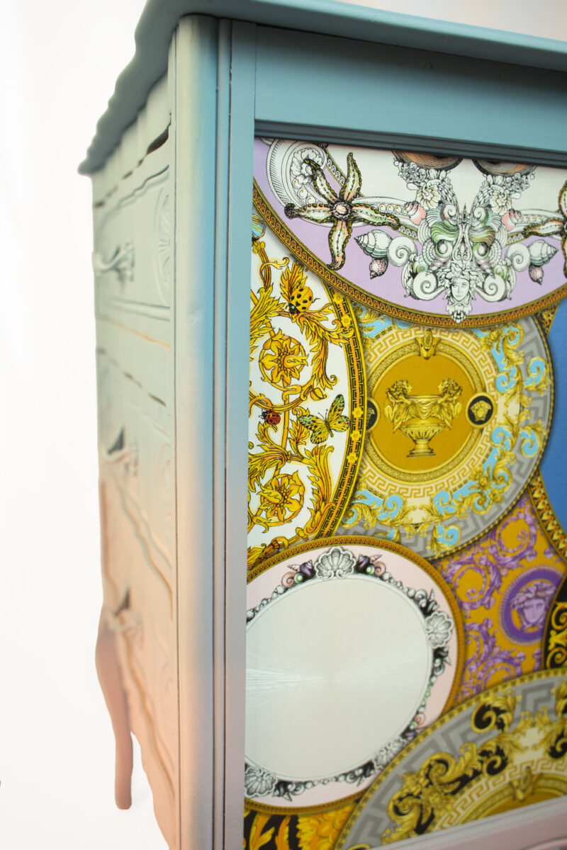 Elegantní ručně renovovaná komoda s ombré efektem a tapetami Versace - Image 3