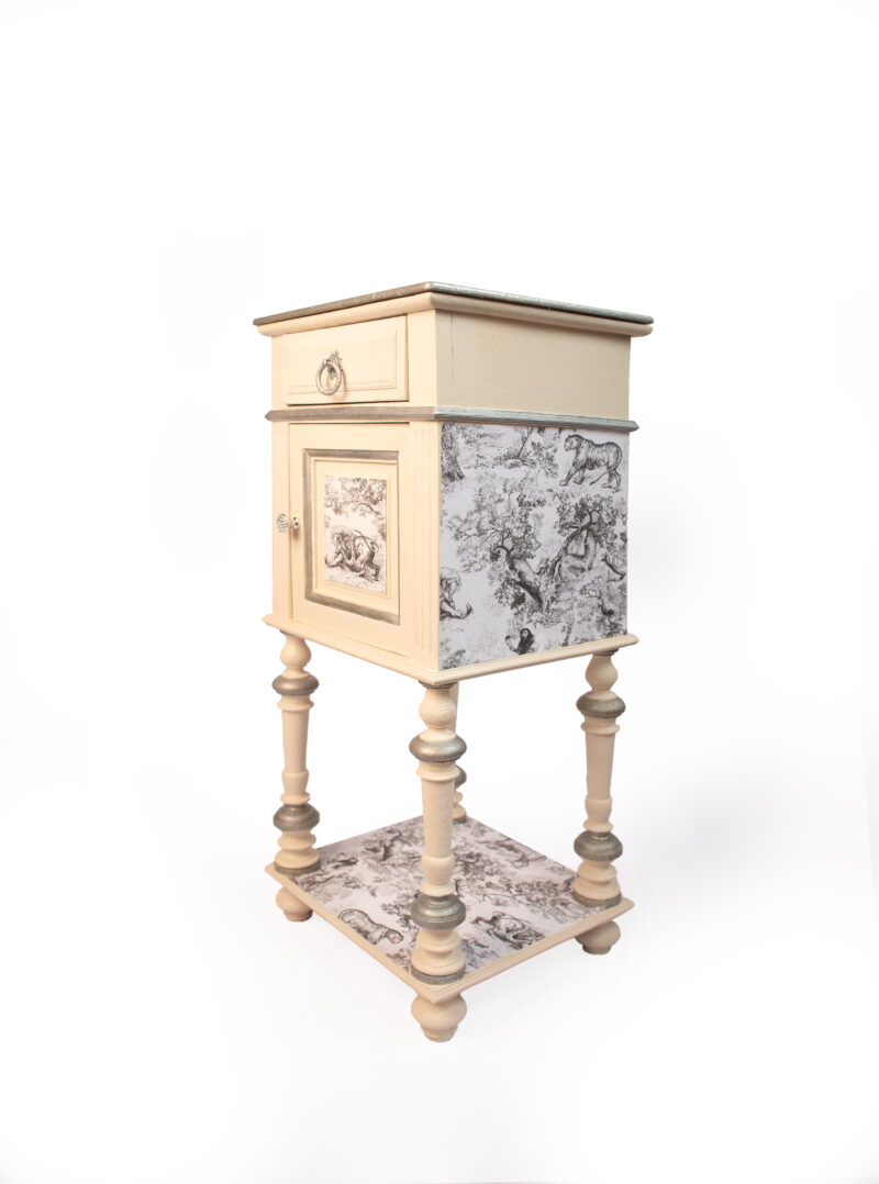 Designový stolek s ilustracemi Toile de Jouy