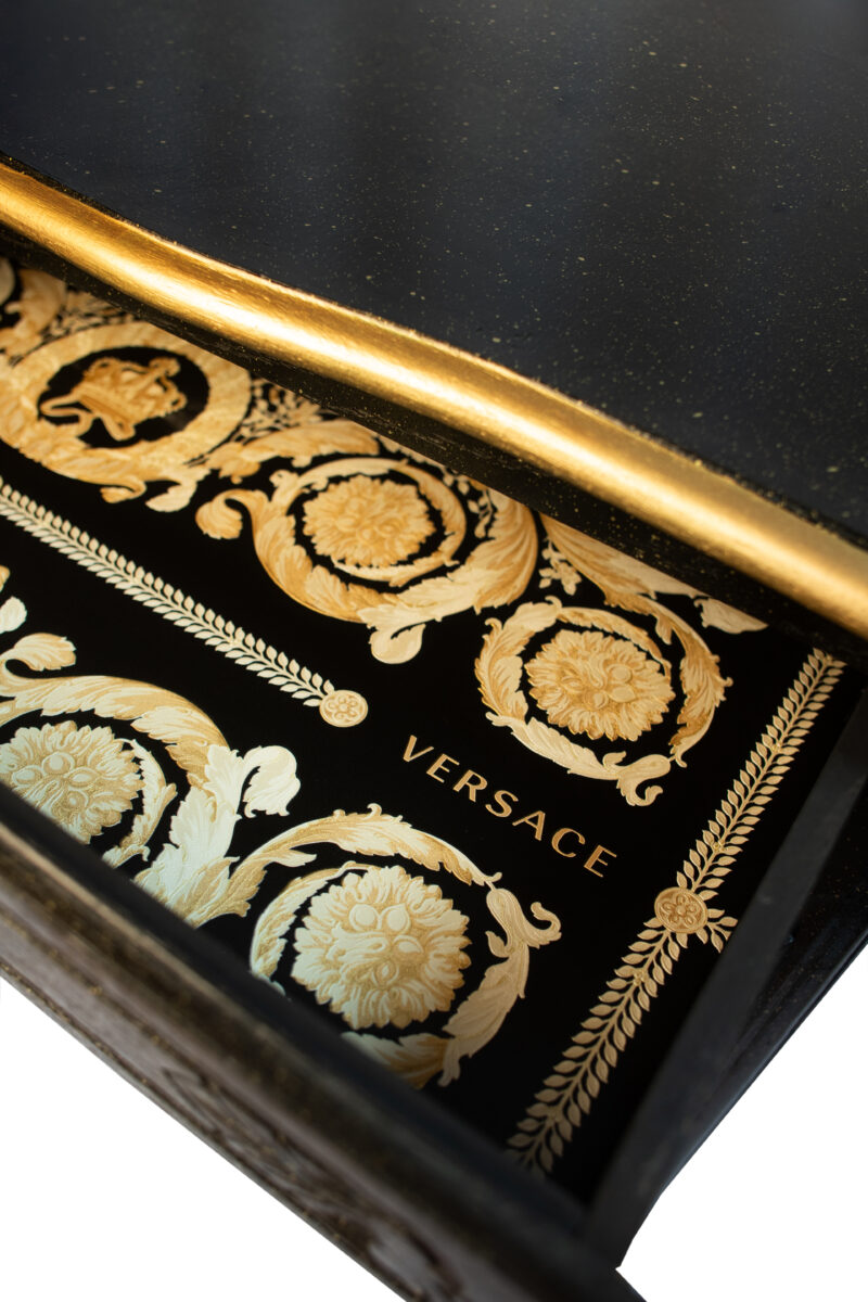 Luxusní černozlatá komoda ve stylu Versace