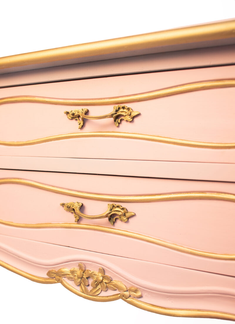Luxusní růžová komoda ve francouzském stylu s tapetami Versace - Image 3