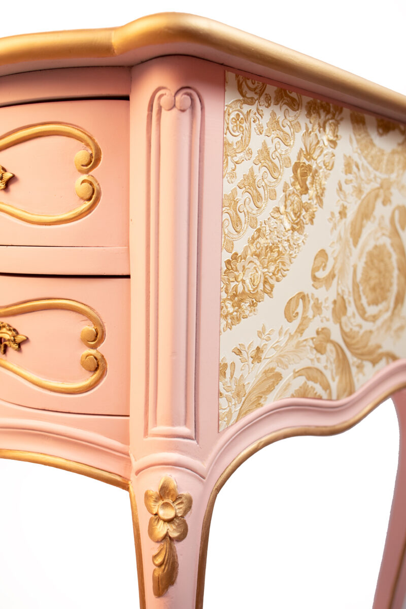 Luxusní růžová komoda ve francouzském stylu s tapetami Versace - Image 4