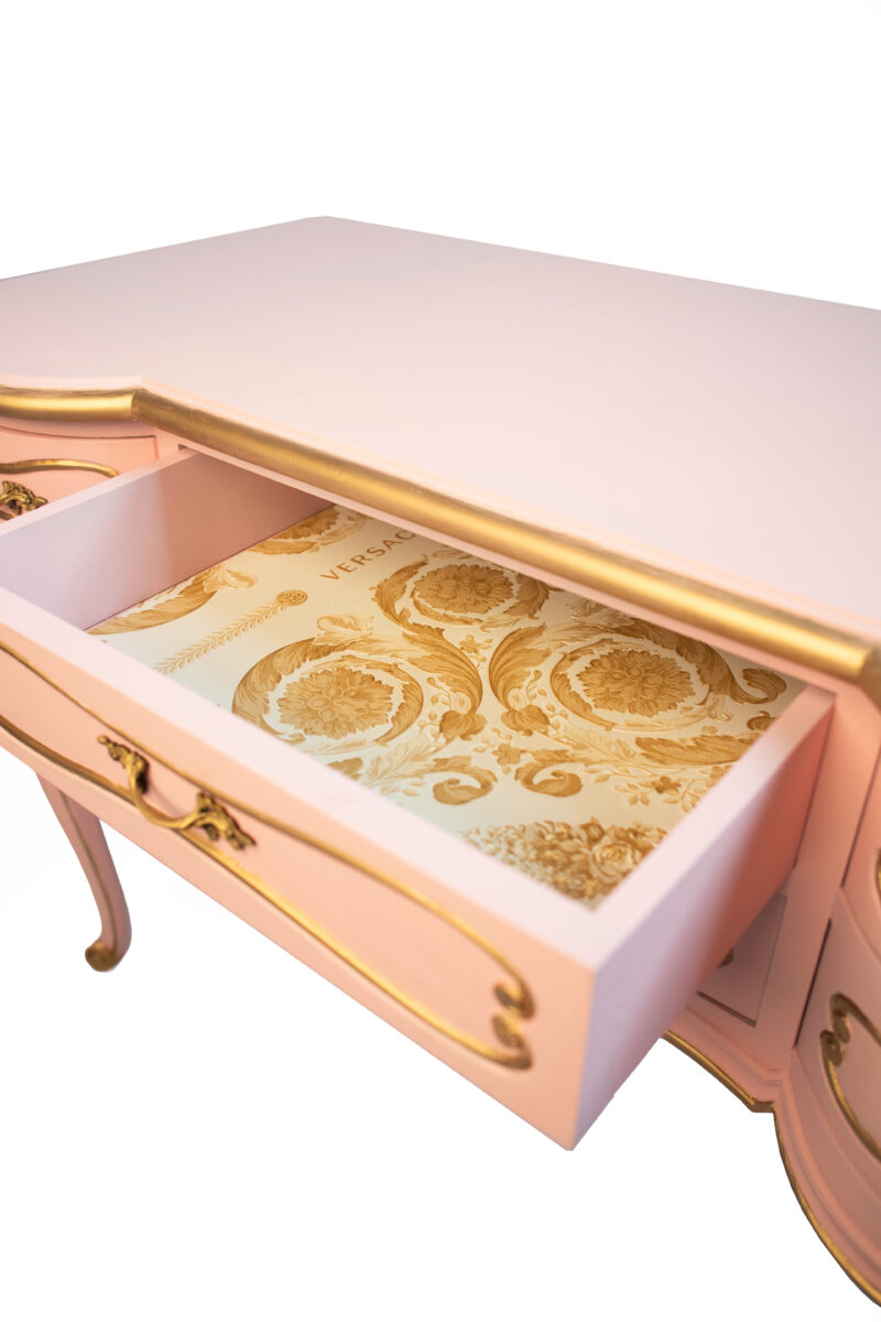 Luxusní růžová komoda ve francouzském stylu s tapetami Versace - Image 5