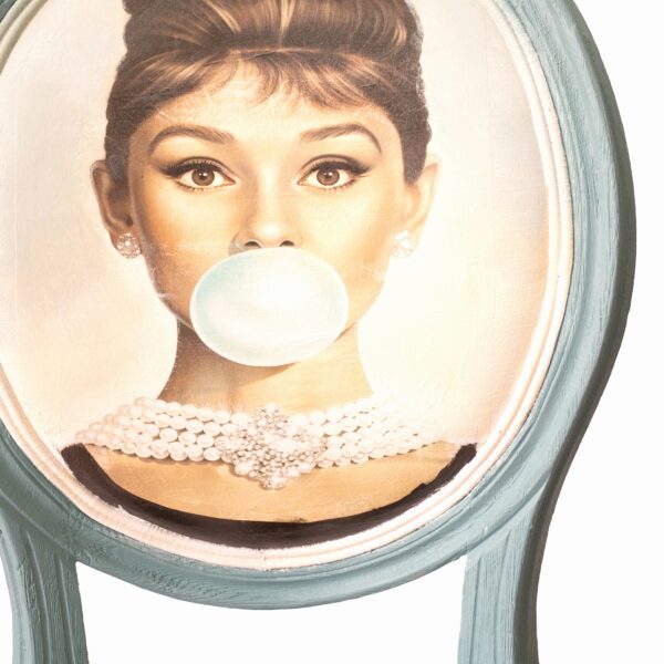 Designová židle s portrétem ikonické Audrey Hepburn