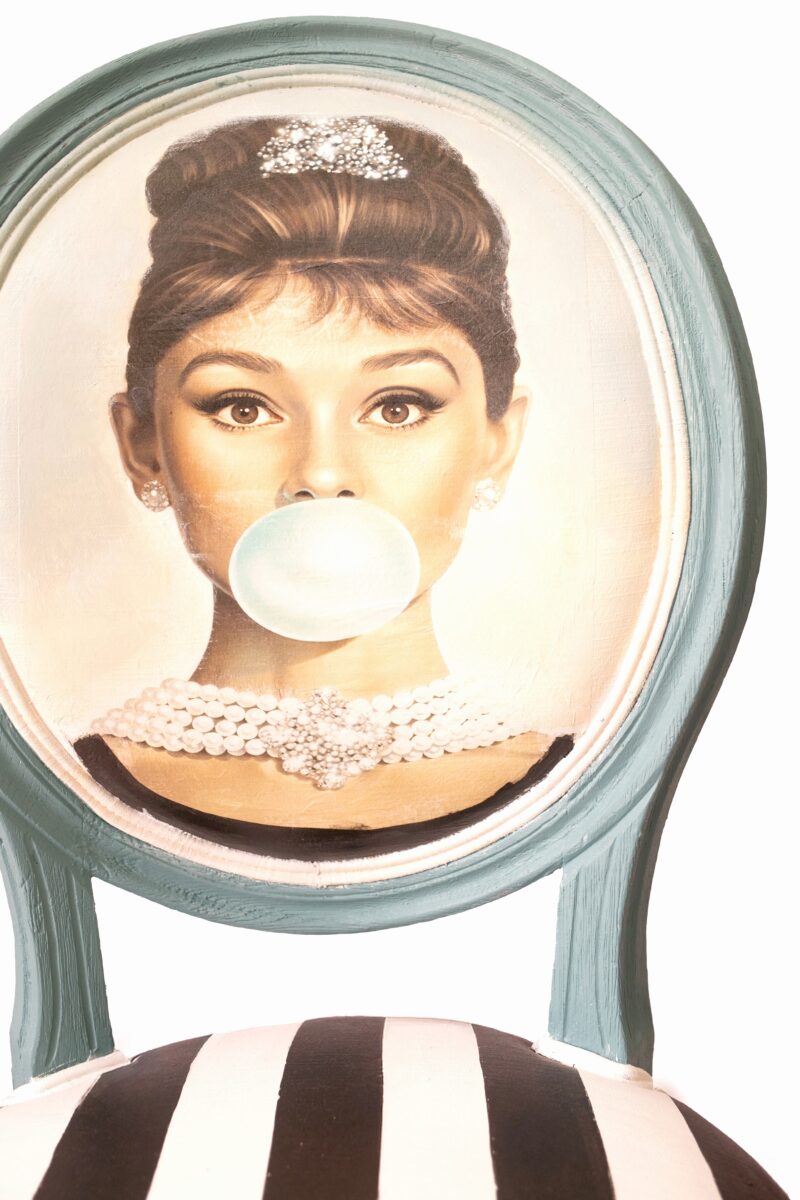 Designová židle s portrétem ikonické Audrey Hepburn