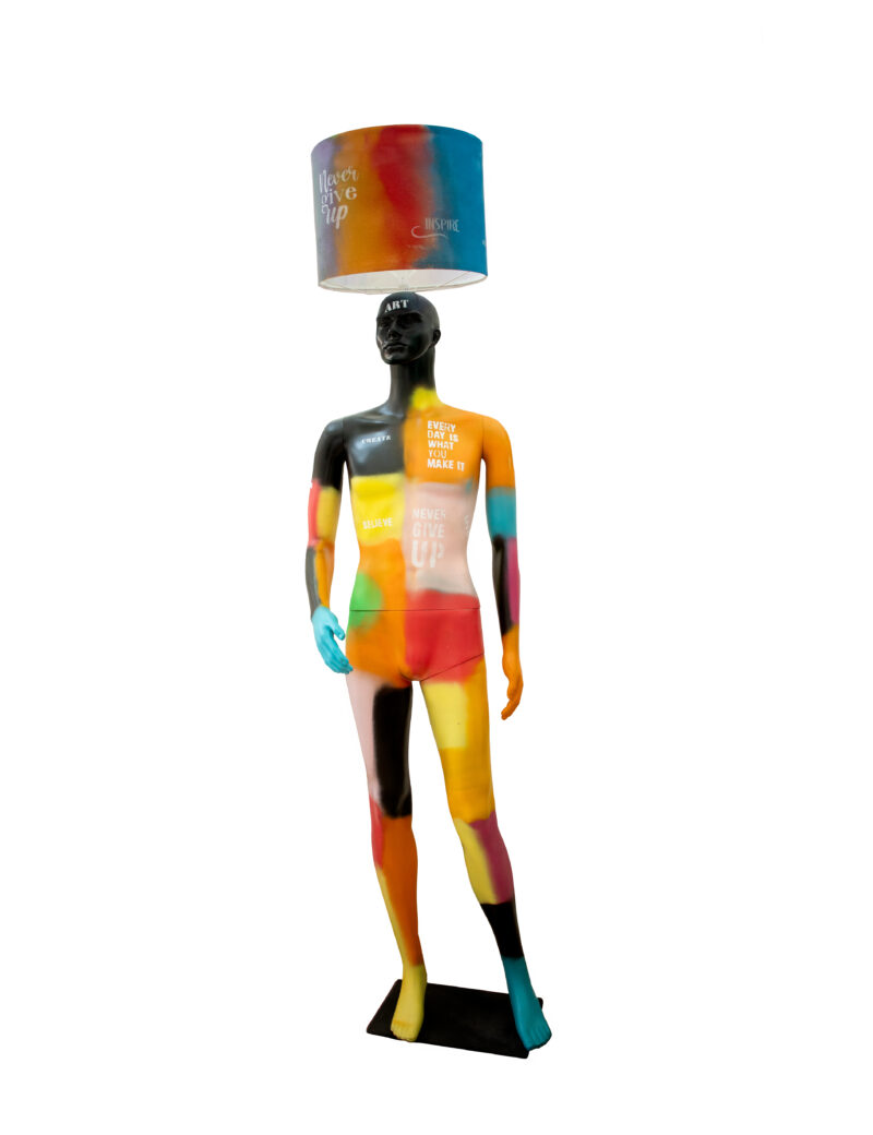 Never Give Up – designová figurína s lampou