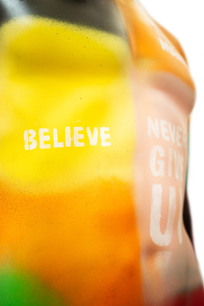 Never Give Up – designová figurína s lampou - Image 3