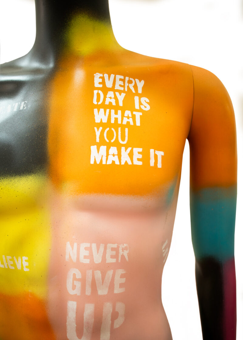 Never Give Up – designová figurína s lampou - Image 2